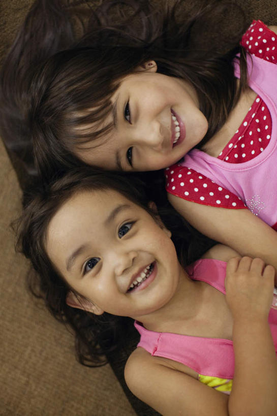 西方人,儿童,眼睛,两个人,家庭,躺,竖图,俯视,室内,白天,纯洁,欧洲,欧洲人,瞳孔,服装,背心,休闲装,小孩,衣服,粉色,红色,黑色,靠,靠着,休闲,温暖,温馨,一家人,休闲服,可爱,童年,童趣,眼部,服饰,斗鸡眼,和睦,童真,烂漫,无邪,对眼,内斜,天真,女孩,女人,女性,白种人,长发,卷发,眼,躺着,半身,彩图,高角度拍摄,融洽,女生