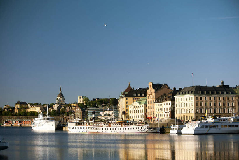 无人,家,横图,室外,白天,正面,旅游,度假,湖,湖泊,美景,水,别墅,城市风光,城市,建筑,船,瑞典,欧洲,房屋,屋子,湖面,景观,水流,水面,公寓,建筑群,娱乐,建设,洋房,楼房,游轮,住宅,游船,蓝色,蓝天,天空,交通工具,湖水,天,享受,休闲,景色,放松,晴朗,斯堪的纳维亚,载具,北欧,斯堪的纳维亚半岛,三艘,万里无云,旅游船,瑞典王国,晴空,晴空万里,彩图,房子