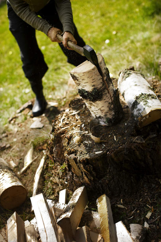 西方人,一个人,站,竖图,俯视,室外,白天,草地,草坪,植物,欧洲,欧洲人,仅一个年轻女性,仅一个女性,仅一个人,一把,许多,握,服装,裤子,木材,木头,拿,拿着,休闲装,木柴,草,衣服,绿色,黑色,站着,休闲,休闲服,握着,服饰,木料,劈,斧头,砍柴,年轻女性,女人,女性,白种人,站立,半身,彩图,高角度拍摄