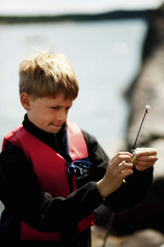 西方人,儿童,一个人,站,竖图,室外,白天,正面,纯洁,钓鱼竿,欧洲,欧洲人,仅一个男性,仅一个人,握,阴影,服装,光线,救生衣,影子,拿,拿着,休闲装,一个,小孩,衣服,红色,黑色,阳光,站着,仅一个小孩,休闲,思考,休闲服,金色,可爱,童年,童趣,握着,服饰,单个,渔具,童真,烂漫,无邪,思虑,浮水衣,天真,男孩,男人,男性,白种人,孩子,钓竿,鱼竿,站立,半身,彩图,钓鱼,短发,男生