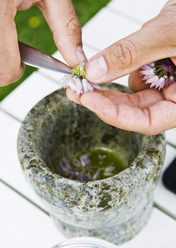 西方人,一个人,竖图,俯视,室外,特写,白天,石头,桌子,欧洲,欧洲人,仅一个男性,仅一个人,握,盛开,木制,杵,拿,削,花蕾,拿着,花,花瓣,花朵,鲜花,仅一个年轻男性,两朵,一个,粉色,白色,木制品,刀,花苞,花蕊,握着,单个,舂,男人,男性,年轻男性,白种人,半身,彩图,高角度拍摄