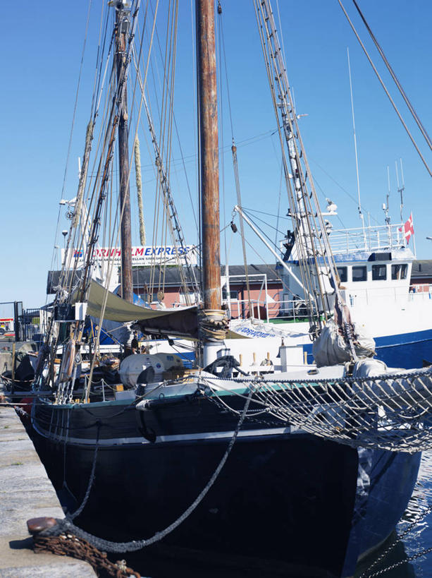 帆船,无人,码头,竖图,室外,白天,正面,度假,美景,城市风光,城市,港口,船,瑞典,欧洲,阴影,光线,影子,景观,娱乐,蓝色,蓝天,天空,阳光,交通工具,天,享受,休闲,景色,放松,晴朗,斯堪的纳维亚,载具,北欧,斯堪的那维亚,斯堪的那维亚半岛,斯堪的纳维亚半岛,万里无云,瑞典王国,帆樯,桅竿,晴空,晴空万里,彩图,摆渡口,埠头,渡口,渡头,港湾,海港,货运码头,口岸,商港,斯堪尼省