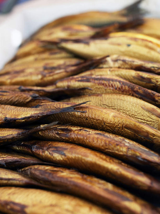 无人,竖图,俯视,室内,特写,白天,餐桌,桌面,桌子,一排,许多,朦胧,模糊,整齐,鱼,鱼类,排列,金色,餐台,烟熏,队列,彩图,高角度拍摄