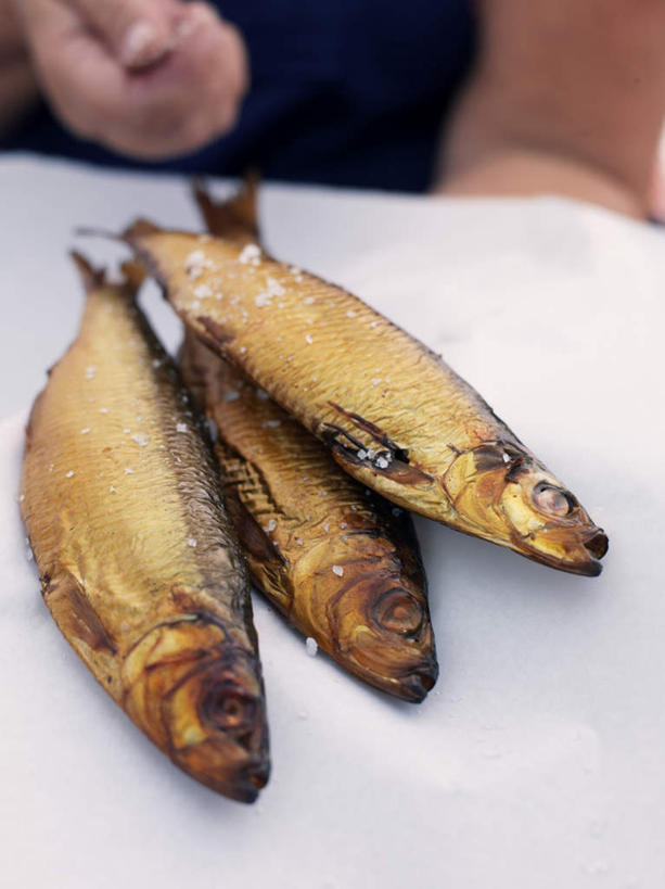 西方人,一个人,捏,竖图,俯视,室内,特写,白天,餐桌,桌子,欧洲,欧洲人,仅一个男性,仅一个人,一排,朦胧,模糊,整齐,鱼,调料,盐,调味品,捏着,调味料,鱼类,食盐,排列,仅一个年轻男性,一个,白色,金色,三条,单个,餐台,烟熏,队列,男人,男性,年轻男性,白种人,半身,彩图,高角度拍摄