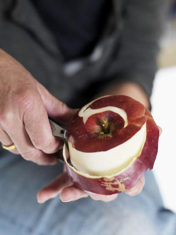 西方人,一个人,坐,竖图,俯视,室内,特写,白天,爱情,苹果,水果,欧洲,欧洲人,仅一个女性,仅一个人,戴,握,朦胧,模糊,新鲜,生食,食品,褐色,果实,一枚,浪漫,拿,削,拿着,黄金,装饰品,食物,一个,红色,戒指,饰品,首饰,刀,仅一个中年女性,金色,恩爱,握着,有机食品,绿色食品,单个,信物,戴着,权利,镀金,手饰,女人,女性,中年女性,白种人,苹果皮,坐着,半身,彩图,高角度拍摄