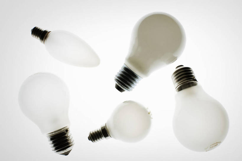 无人,横图,俯视,室内,特写,白天,白色背景,节能,桌面,桌子,静物,照明,五个,许多,阴影,环保,反射,灯泡,影子,灯,节能灯,灯具,摄影,白炽灯,影棚,能源,照亮,低碳,照明工具,白炽灯泡,梨形灯泡,荧光灯,梨形,火焰灯泡,尖形灯泡,烛形灯泡,彩图,高角度拍摄,影棚拍摄,拍摄