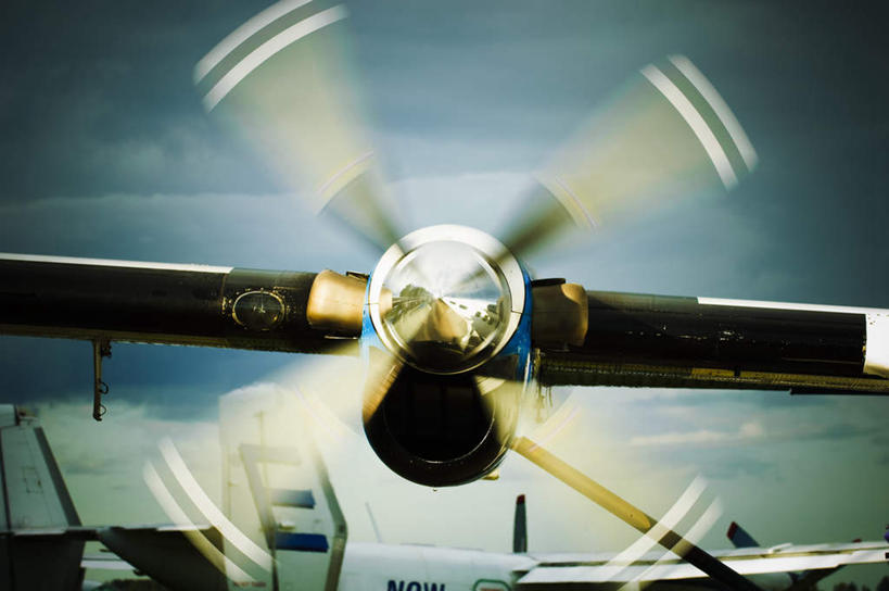 无人,横图,室外,白天,正面,美景,飞机,起飞,朦胧,模糊,景观,云,云朵,螺旋桨,交通,云彩,航空,蓝色,白云,蓝天,天空,自然,交通工具,天,景色,转动,运输,一架,晴朗,自然风光,载具,腾飞,晴空,彩图