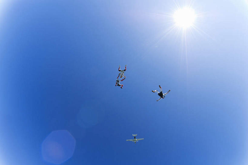 西方人,三个人,伙伴,朋友,跳伞运动员,横图,室外,白天,仰视,锻炼,友谊,成功,运动,合作,团队,信心,竞争,跳伞,太阳,飞机,欧洲,欧洲人,阴影,服装,光线,影子,交通,速度,休闲装,航空,极限运动,队伍,衣服,蓝色,白色,蓝天,天空,阳光,交通工具,天,休闲,休闲服,力量,平衡,运输,服饰,一架,晴朗,协调,成就,载具,灵敏,合伙,柔韧,万里无云,耐力,体育,友情,男人,男性,年轻男性,年轻女性,女人,女性,白种人,晴空,晴空万里,伞兵,跳伞人,跳伞员,跳伞者,彩图,低角度拍摄,全身,健身