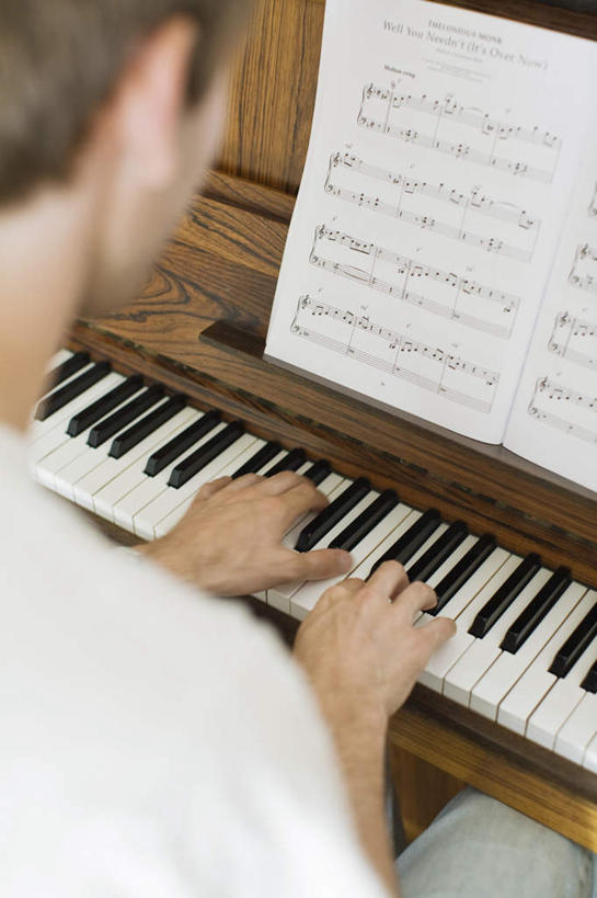 西方人,一个人,坐,竖图,俯视,室内,白天,键盘,书籍,欧洲,欧洲人,仅一个男性,仅一个人,一张,许多,服装,钢琴,棕色,乐谱,乐器,琴键,五线谱,音乐,弹奏,休闲装,仅一个年轻男性,衣服,白色,黑色,靠,靠着,休闲,休闲服,服饰,一台,键盘乐器,节拍,音符,符头,符干,符尾,乐章,男人,男性,年轻男性,白种人,坐着,半身,彩图,高角度拍摄,短发