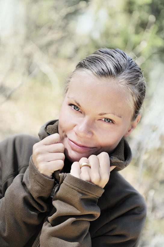 西方人,眼睛,眉毛,睫毛,一个人,笑,微笑,竖图,俯视,室外,白天,草地,植物,欧洲,欧洲人,瞳孔,仅一个年轻女性,仅一个女性,仅一个人,阴影,服装,光线,影子,休闲装,衣领,草,衣服,黄色,绿色,灰色,阳光,休闲,辫子,休闲服,抓,眼部,服饰,抓着,年轻女性,女人,女性,白种人,长发,睫,眉,眼,眼睫毛,眼眉,半身,彩图,高角度拍摄,眼眉毛