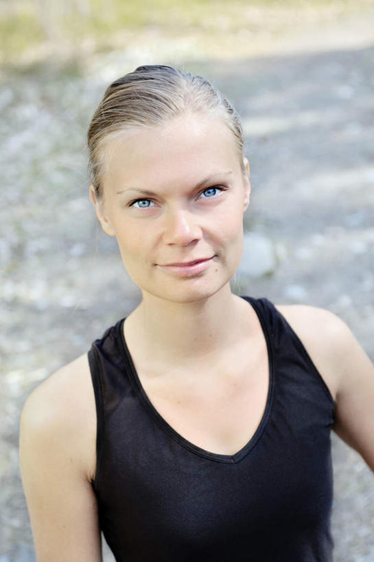 西方人,眼睛,眉毛,睫毛,一个人,站,笑,微笑,竖图,俯视,室外,白天,运动服,欧洲,欧洲人,瞳孔,仅一个年轻女性,仅一个女性,仅一个人,黄色,蓝色,黑色,站着,辫子,眼部,年轻女性,女人,女性,白种人,长发,睫,眉,眼,眼睫毛,眼眉,站立,半身,彩图,高角度拍摄,眼眉毛