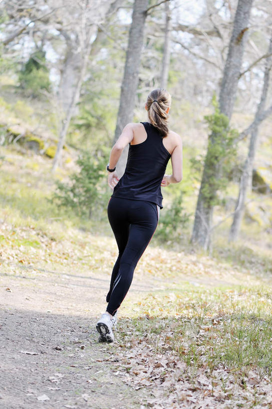 西方人,一个人,跑,竖图,室外,白天,运动服,运动鞋,锻炼,运动,树林,植物,道路,路,欧洲,欧洲人,仅一个年轻女性,仅一个女性,仅一个人,一块,戴,阴影,时间,光线,时钟,手表,影子,小路,交通,计时,运动裤,树,树木,背面,黄色,绿色,白色,黑色,阳光,自然,钟表,辫子,表,乡间小路,生长,成长,腕表,戴着,紧身裤,体育,年轻女性,女人,女性,白种人,长发,钟,跑步,彩图,全身,健身