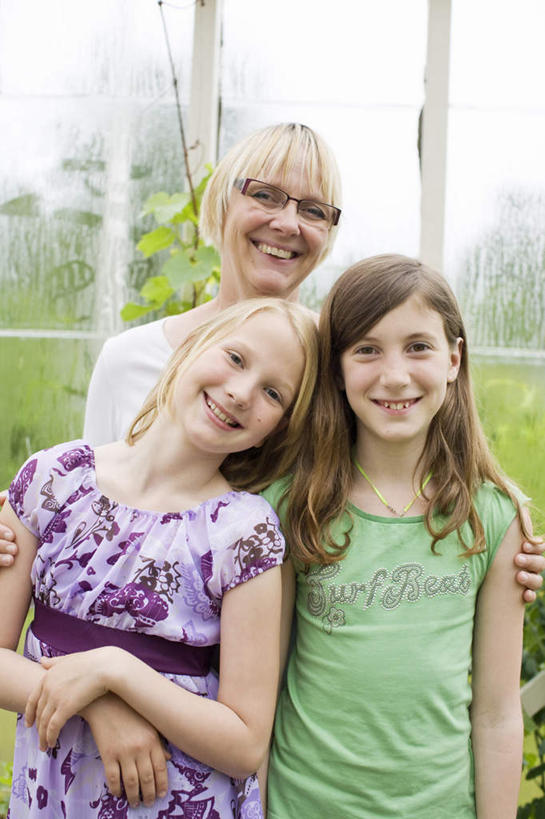 西方人,三个人,家庭,祖母,站,抱,竖图,室外,白天,正面,窗户,落地窗,叶子,欧洲,欧洲人,戴,服装,装饰,眼镜,棕色,绿叶,休闲装,玻璃窗,衣服,紫色,靠,靠着,站着,休闲,温暖,温馨,一家人,休闲服,金色,嫩叶,服饰,奶奶,抱着,祖孙,华丽,修饰,点缀,戴着,和睦,搂着,近视眼镜,外婆,外孙女,外祖母,衬托,美观,雅致,雅观,老年女性,年轻女性,女人,女性,白种人,长发,卷发,孙女,叶,叶片,怀抱,搂,搂抱,相抱,拥抱,站立,半身,彩图,融洽,短发