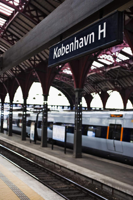 无人,火车站,竖图,室外,白天,正面,路,铁路,指示牌,火车,金属制品,一辆,许多,吊挂,悬挂,金属,英文,标志,挂牌,文字,字符,字母,轨道,交通,铁轨,挂,标识,车,一个,白色,黑色,交通工具,运输,单个,英文字母,载具,彩图