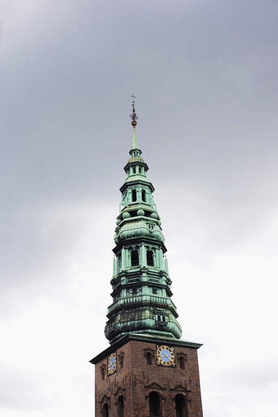 无人,竖图,室外,白天,仰视,旅游,度假,标志建筑,地标,建筑,丹麦,欧洲,屋顶,建筑群,古典,顶棚,娱乐,建设,蓝色,绿色,蓝天,天空,天,享受,休闲,放松,晴朗,北欧,市政厅,万里无云,丹麦王国,哥本哈根,晴空,晴空万里,彩图,低角度拍摄,传统文化