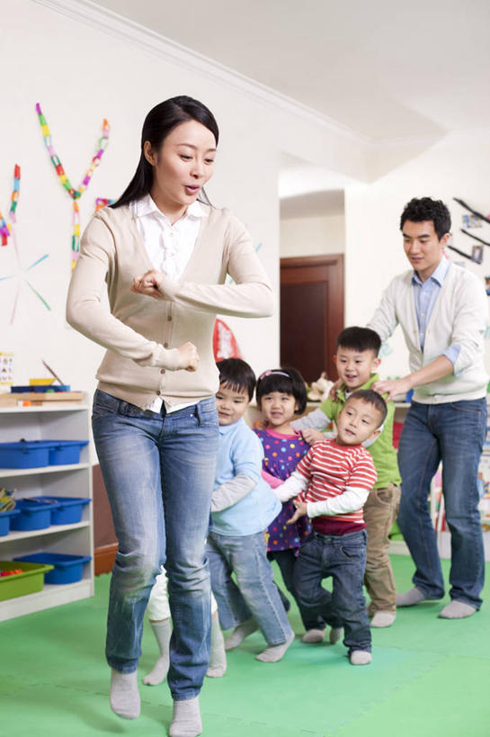 东方人,儿童,成年人,学生,教师,笑,微笑,露齿笑,竖图,室内,正面,游戏,快乐,兴奋,友谊,幸福,纯洁,合作,团队,玩具,北京,中国,亚洲,一排,追赶,整齐,毯子,教育,拿着,休闲装,刺激,排列,小孩,瑜伽垫,垫子,职业,教室,体育课,同学,活力,可爱,乐趣,童年,童趣,摄影,生长,生活方式,活动,支撑,享乐,队列,关爱,瑜伽毯,童真,东亚,烂漫,无邪,发展,无忧无虑,天真,信任,男孩,男人,男性,年轻男性,年轻女性,女孩,女人,女性,亚洲人,中国人,孩子,年轻人,彩图,欢乐,男生,女生,挨着