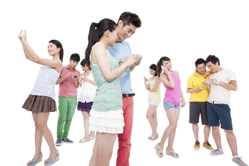 东方人,成年人,人群,举,笑,打电话,微笑,露齿笑,横图,留白,白色背景,时尚,快乐,通讯,友谊,幸福,互联网,手机,北京,中国,亚洲,屏幕,触摸屏,拿着,休闲装,拍照,放松,活力,乐趣,搭,摄影,影棚,生活方式,酷,享乐,搭着,摄影棚,发短信,忙碌,网上冲浪,智能手机,东亚,无线电技术,男人,男性,年轻男性,年轻女性,女人,女性,亚洲人,中国人,年轻人,彩图,影棚拍摄,欢乐,拍摄,挨着