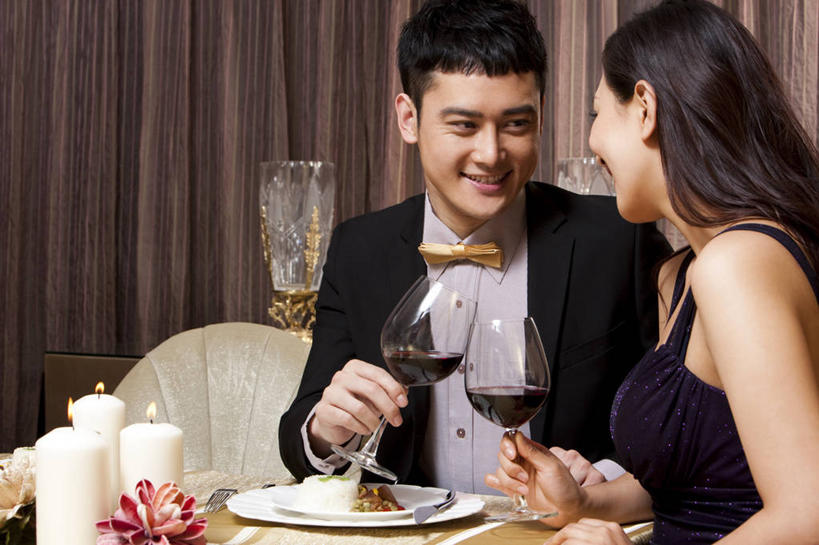 葡萄酒,东方人,成年人,两个人,夫妻,坐,横图,晚礼服,爱情,吃饭,快乐,友谊,幸福,餐桌,正装,庆祝,浪漫,饮食,红葡萄酒,恩爱,乐趣,约会,恋人,摄影,生活方式,高雅,享乐,宴会,华贵,欧洲文化,异性恋,男人,男性,年轻男性,年轻女性,女人,女性,亚洲人,中国人,年轻人,夫妇,情侣,休闲活动,彩图,餐馆,伴侣