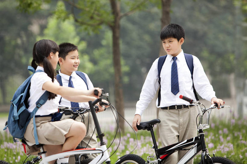 东方人,西方人,儿童,三个人,学生,操场,推,微笑,横图,室外,白天,侧面,裙子,时尚,快乐,友谊,幸福,纯洁,自行车,北京,欧洲,中国,欧洲人,亚洲,正装,书包,教育,校园,车,脚踏车,小孩,骑,背包,交通工具,骑车,健康,面对面,校服,活力,可爱,乐趣,童年,童趣,摄影,生长,生活方式,酷,享乐,载具,童真,东亚,烂漫,无邪,无忧无虑,天真,男孩,女孩,白种人,亚洲人,中国人,孩子,说话,彩图,小学,男生,女生,小学生,白色人种,国际学校,挨着