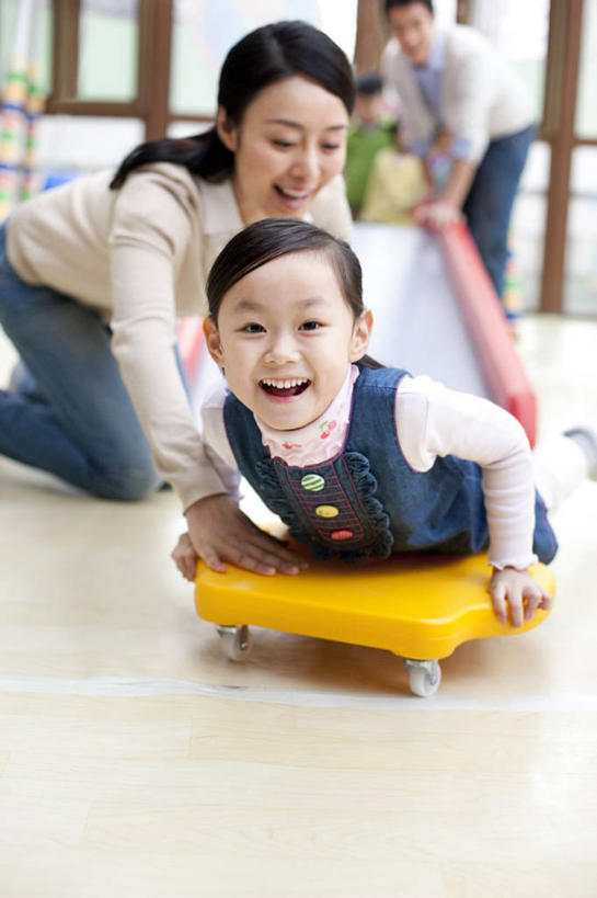 东方人,儿童,成年人,学生,教师,笑,微笑,露齿笑,竖图,室内,正面,游戏,快乐,幸福,纯洁,合作,信心,北京,中国,亚洲,五个人,滑,教育,拿着,休闲装,刺激,小孩,职业,教室,体育课,同学,活力,可爱,乐趣,童年,童趣,摄影,生长,生活方式,指导,活动,保护,协助,支撑,协调,接,专心,享乐,关爱,童真,东亚,烂漫,无邪,发展,勇气,责任,无忧无虑,天真,信任,男孩,男人,男性,年轻男性,年轻女性,女孩,女人,女性,亚洲人,中国人,孩子,年轻人,张开手臂,彩图,欢乐,男生,女生,挨着,好奇心