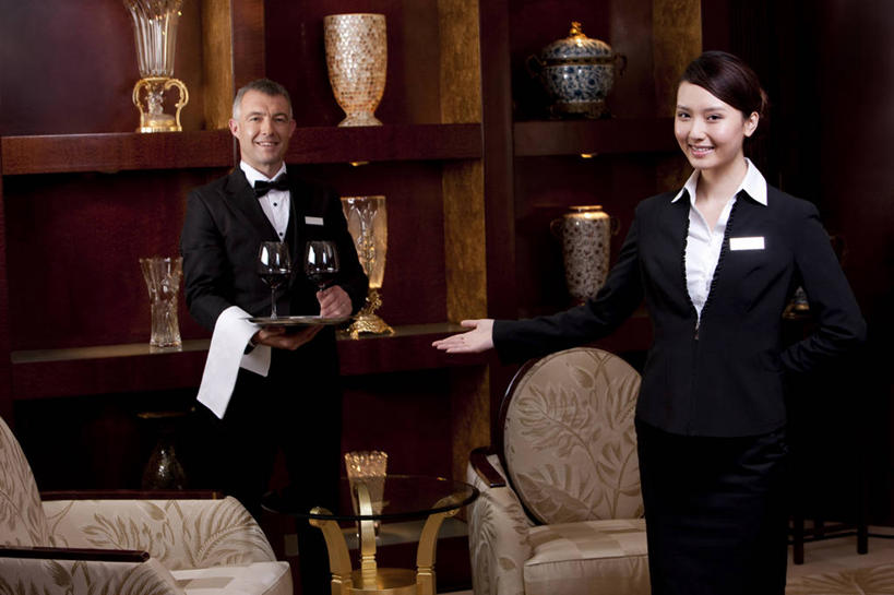 葡萄酒,东方人,西方人,成年人,中年人,老年人,两个人,管家,站,微笑,横图,室内,正面,商务,快乐,幸福,骄傲,团队,信心,酒店,北京,欧洲,欧洲人,亚洲,套装,服装,酒类,餐盘,娱乐,大厅,传统,会所,酒,饮料,手势,职业,红葡萄酒,服务,财富,俱乐部,摄影,严肃,权威,优美,神圣,葡萄酒杯,华贵,问候,肖像,出示,东亚,欧洲文化,燕尾服,责任,认真,信任,老年男性,男人,男性,年轻女性,女人,女性,白种人,亚洲人,中国人,年轻人,侍者,张开手臂,彩图,礼服,打手势,传统文化,上层阶级,白色人种,社交,客房服务