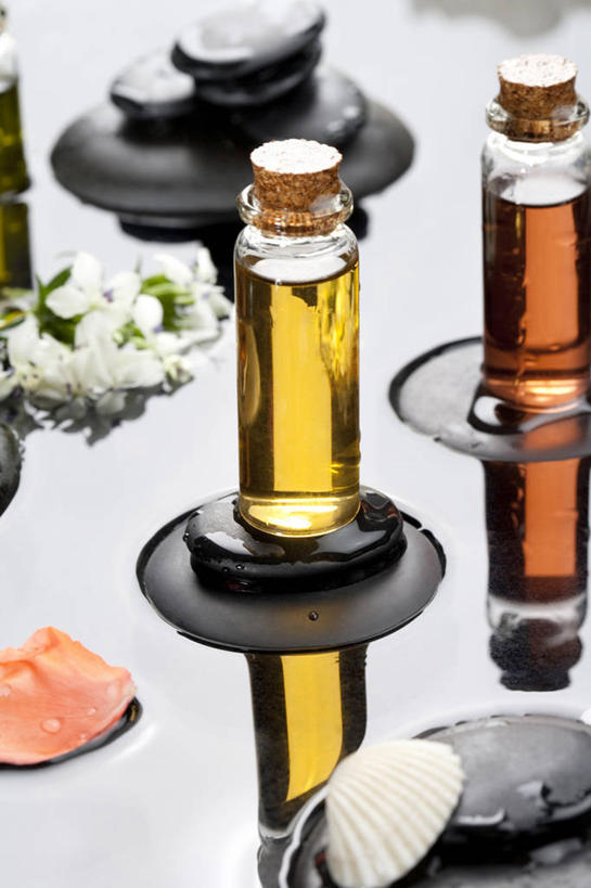 无人,美容院,竖图,特写,白色背景,按摩,化妆,美容,美景,静物,护肤,透明,景观,花,自然,精油,瓶子,保养,享受,休闲,健康,鹅卵石,景色,放松,SPA水疗,保健,温泉浴场,摄影,简单,化妆用品,自然风光,华贵,香薰精油,纯净,养颜,替代疗法,植物精油,芳香植物,芳香油,挥发油,香精油,矿泉疗养地,彩图,影棚拍摄,水疗,SPA美容