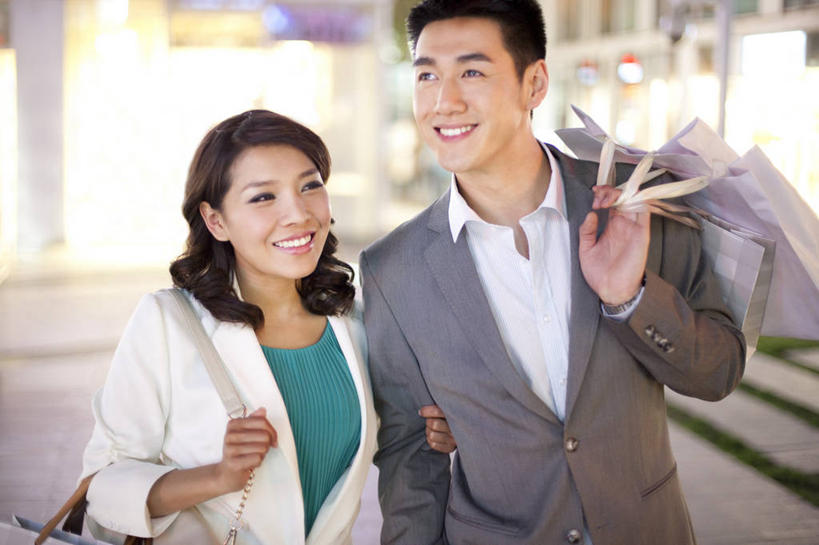 东方人,成年人,两个人,夫妻,商店,微笑,横图,室外,特写,夜晚,爱情,购物,快乐,幸福,消费,城市,北京,中国,亚洲,下班,购物袋,浪漫,现代,刺激,休闲,恩爱,恋人,摄影,生活方式,照亮,都市风光,购买,市区,东亚,异性恋,男人,男性,年轻男性,年轻女性,女人,女性,亚洲人,中国人,年轻人,夫妇,情侣,白领,步行,手牵手,半身,彩图,伴侣