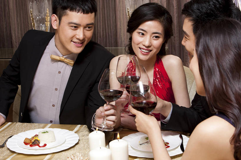 葡萄酒,东方人,成年人,四个人,夫妻,坐,横图,晚礼服,爱情,吃饭,快乐,友谊,幸福,餐桌,正装,庆祝,浪漫,饮食,红葡萄酒,恩爱,乐趣,约会,恋人,摄影,生活方式,高雅,享乐,宴会,华贵,欧洲文化,异性恋,男人,男性,年轻男性,年轻女性,女人,女性,亚洲人,中国人,年轻人,夫妇,情侣,休闲活动,彩图,餐馆,伴侣