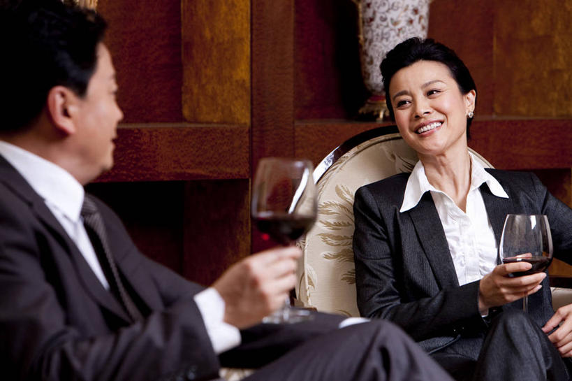 葡萄酒,东方人,成年人,中年人,老年人,两个人,同事,商务人士,商务男性,商务女性,坐,微笑,横图,室内,正面,衬衫,商务,讨论,快乐,满意,幸福,骄傲,成功,合作,团队,集体,信心,酒店,北京,中国,亚洲,喝,套装,开会,会议,酒类,二郎腿,听,拿着,娱乐,大厅,队伍,会所,酒,饮料,面对面,红葡萄酒,放松,服务,财富,俱乐部,摄影,生活方式,权威,领导,优美,扶手椅,享乐,葡萄酒杯,成就,华贵,商务装,合伙,领袖,品酒,工薪阶层,东亚,欧洲文化,把握,老年男性,老年女性,男人,男性,女人,女性,亚洲人,中国人,白领,上班族,休闲活动,说话,彩图,衬衣,旅行,首席执行官,头等舱,上层阶级,商务会议,社交,掌控