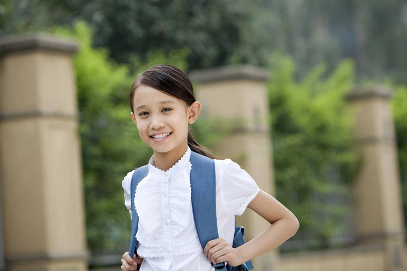 东方人,儿童,一个人,学生,操场,笑,微笑,露齿笑,横图,室外,白天,正面,裙子,快乐,幸福,纯洁,信心,北京,中国,亚洲,仅一个女性,仅一个人,正装,书包,教育,校园,小孩,背包,仅一个小孩,休闲,健康,校服,活力,可爱,童年,童趣,摄影,生长,生活方式,享乐,肖像,童真,东亚,烂漫,无邪,无忧无虑,天真,女孩,女人,女性,亚洲人,中国人,孩子,半身,彩图,欢乐,小学,女生,小学生,国际学校