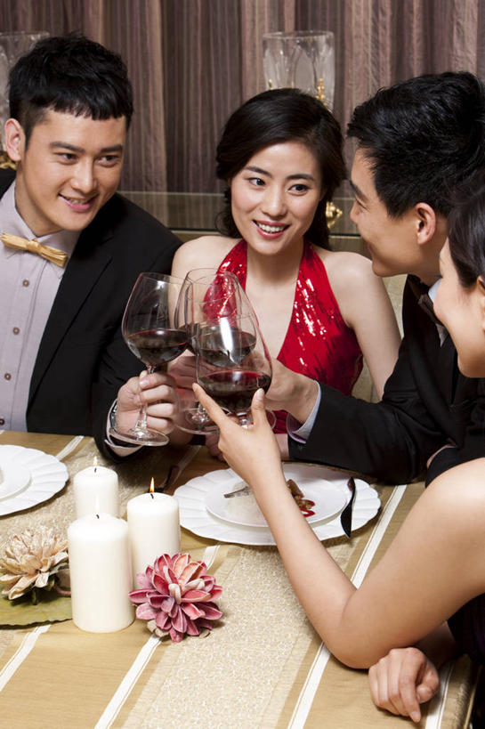 葡萄酒,东方人,成年人,四个人,夫妻,坐,竖图,晚礼服,爱情,吃饭,快乐,友谊,幸福,餐桌,正装,庆祝,浪漫,饮食,红葡萄酒,恩爱,乐趣,约会,恋人,摄影,生活方式,高雅,享乐,宴会,华贵,欧洲文化,异性恋,男人,男性,年轻男性,年轻女性,女人,女性,亚洲人,中国人,年轻人,夫妇,情侣,休闲活动,彩图,餐馆,伴侣