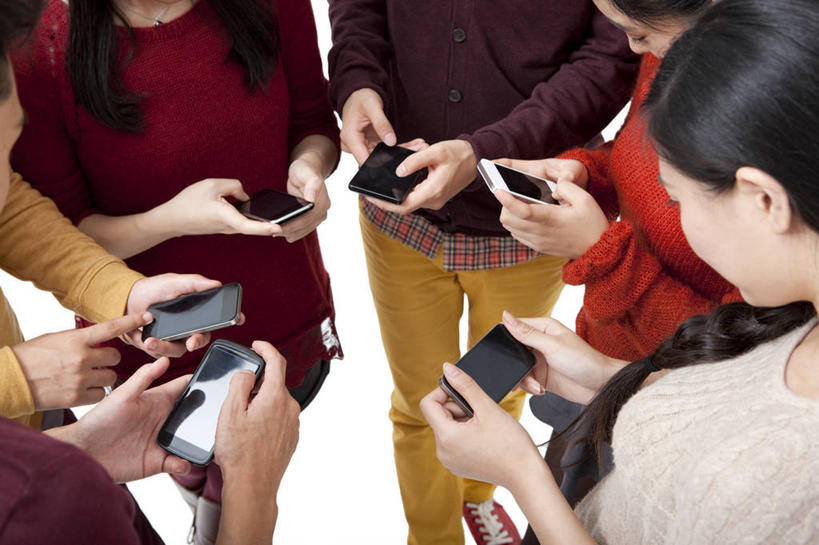 东方人,成年人,横图,俯视,留白,白色背景,毛衣,时尚,快乐,满意,兴奋,友谊,幸福,分享,互联网,手机,北京,中国,春节,亚洲,节日,朦胧,模糊,传递,注视,休闲装,刺激,观察,看,休闲,摄影,影棚,观看,察看,便利,享乐,愉悦,关注,摄影棚,发短信,网上冲浪,智能手机,东亚,无线电技术,男人,男性,年轻男性,年轻女性,女人,女性,亚洲人,中国人,年轻人,彩图,高角度拍摄,影棚拍摄,欢乐,拍摄,法定假日,挨着,传统节日