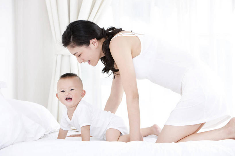 东方人,婴儿,儿童,成年人,中年人,两个人,家庭,父母,母亲,儿子,家,笑,微笑,露齿笑,横图,室内,白天,留白,侧面,快乐,满意,幸福,纯洁,安全,窗户,窗帘,床,卧室,北京,中国,亚洲,睡衣,小的,房屋,床上用品,尿布,小孩,白色,枕头,休闲,健康,舒服,温暖,温馨,母子,一家人,赤脚,爬,放松,活力,可爱,童年,童趣,摄影,活泼,生长,生活方式,婴儿用品,希望,皮肤,家庭妇女,保护,光滑,和睦,舒适,住房,享乐,早晨,关爱,亲情,宝宝,房地产,童真,东亚,纯真,烂漫,无邪,发展,柔和,细腻,平滑,无忧无虑,伶俐,天真,信任,女人,女性,中年女性,亚洲人,中国人,孩子,彩图,爱,欢乐,融洽,幼儿,弱点,挨着