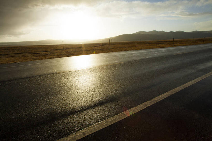 无人,横图,室外,白天,旅游,度假,旅途,美景,多云,高速公路,路,日光,中国,亚洲,湿,地平线,地形,景观,云,交通,天气,方向,娱乐,风景,天空,自然,享受,休闲,景色,放松,运输,摄影,双黄线,宁静,自驾游,自然风光,东亚,地貌,青海省,自然地理,彩图,旅行,青藏公路