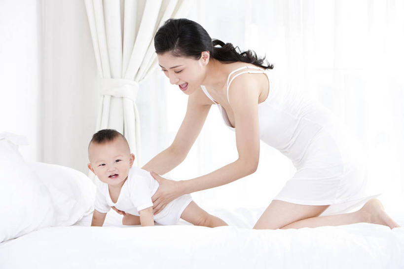 东方人,婴儿,儿童,成年人,中年人,两个人,家庭,父母,母亲,儿子,家,笑,微笑,露齿笑,横图,室内,白天,留白,侧面,快乐,满意,幸福,纯洁,安全,窗户,窗帘,床,卧室,北京,中国,亚洲,睡衣,小的,房屋,拿着,床上用品,尿布,刺激,小孩,白色,枕头,休闲,健康,舒服,温暖,温馨,母子,一家人,赤脚,爬,放松,活力,可爱,童年,童趣,摄影,活泼,生长,生活方式,婴儿用品,希望,皮肤,家庭妇女,保护,支撑,光滑,和睦,舒适,住房,享乐,早晨,关爱,亲情,宝宝,房地产,童真,东亚,纯真,烂漫,无邪,发展,柔和,细腻,平滑,无忧无虑,伶俐,天真,信任,女人,女性,中年女性,亚洲人,中国人,孩子,彩图,爱,欢乐,融洽,幼儿,弱点,挨着