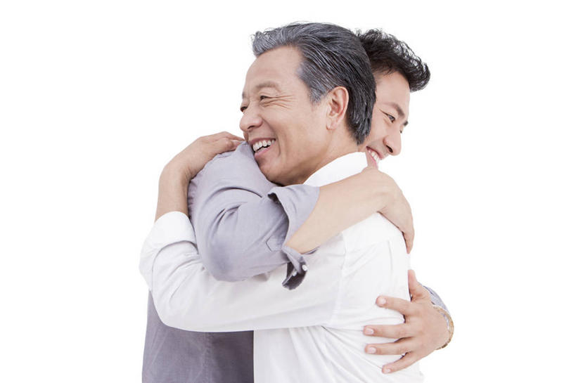 东方人,成年人,老年人,两个人,家庭,父母,父亲,儿子,笑,微笑,露齿笑,横图,留白,白色背景,侧面,快乐,幸福,中国,亚洲,休闲装,休闲,温暖,温馨,父子,一家人,放松,摄影,影棚,生活方式,和睦,退休,关爱,摄影棚,亲情,拜访,东亚,老年男性,男人,男性,年轻男性,亚洲人,中国人,年轻人,拥抱,半身,彩图,影棚拍摄,爱,欢乐,拍摄,融洽,挨着
