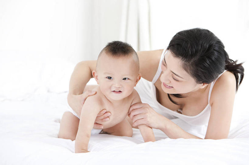 东方人,婴儿,儿童,成年人,中年人,两个人,家庭,父母,母亲,儿子,家,躺,笑,微笑,露齿笑,横图,室内,白天,留白,快乐,满意,幸福,纯洁,安全,窗户,窗帘,床,卧室,北京,中国,亚洲,睡衣,小的,房屋,拿着,床上用品,裸露,小孩,白色,枕头,趴着,休闲,健康,舒服,温暖,温馨,母子,一家人,赤脚,爬,放松,活力,可爱,童年,童趣,搭,摄影,活泼,生长,生活方式,婴儿用品,希望,皮肤,家庭妇女,保护,光滑,和睦,舒适,住房,享乐,早晨,搭着,关爱,亲情,宝宝,房地产,裸,童真,东亚,纯真,烂漫,无邪,发展,柔和,细腻,平滑,无忧无虑,伶俐,天真,信任,女人,女性,中年女性,亚洲人,中国人,孩子,彩图,爱,欢乐,融洽,幼儿,弱点,挨着