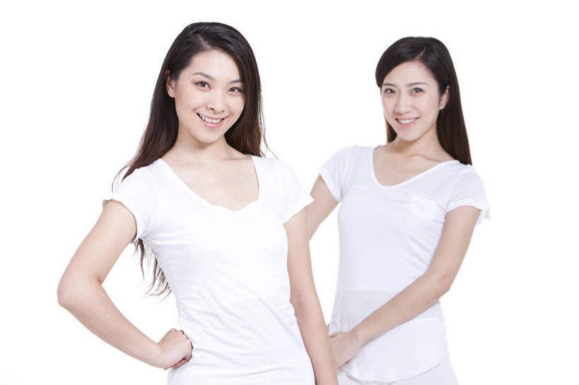 东方人,成年人,一个人,两个人,笑,微笑,露齿笑,横图,留白,白色背景,正面,快乐,友谊,幸福,北京,中国,亚洲,仅一个年轻女性,仅一个女性,仅一个人,内衣,睡衣,白色,叉腰,休闲,健康,放松,乐趣,摄影,影棚,生活方式,舒适,享乐,迷人,摄影棚,肖像,东亚,年轻女性,女人,女性,亚洲人,中国人,年轻人,长发,半身,彩图,影棚拍摄,欢乐,拍摄,闺密,挨着