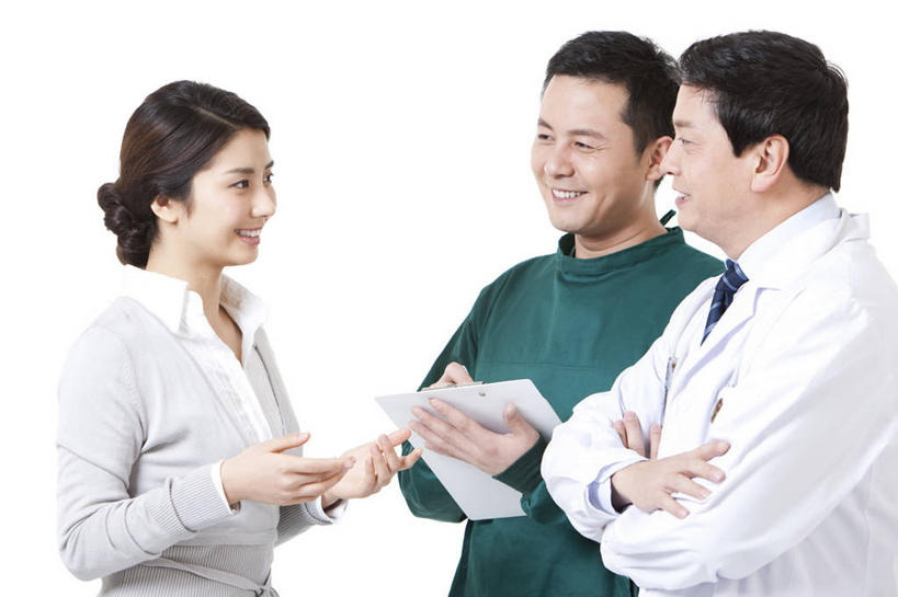 东方人,成年人,中年人,老年人,三个人,医生,病人,笑,双手交叉,微笑,露齿笑,横图,留白,白色背景,正面,工作服,制服,讨论,快乐,幸福,北京,中国,亚洲,写,正装,工作,职业,面对面,服务,摄影,影棚,写字板,双手抱胸,关爱,摄影棚,拜访,东亚,实验服,外科医生,工作制服,技能,忠告,信任,老年男性,男人,男性,年轻女性,女人,女性,中年男性,亚洲人,中国人,年轻人,说话,半身,彩图,影棚拍摄,工作套服,拍摄,病历,病历卡,门诊部,手术衣