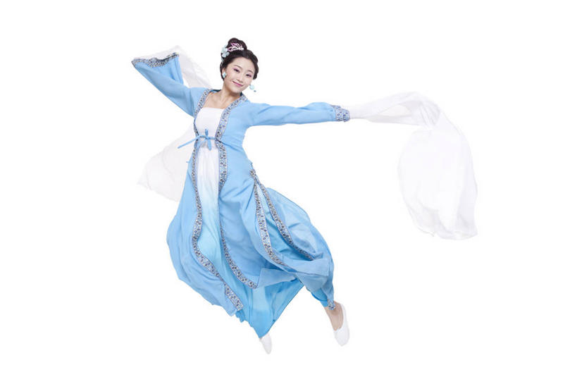 东方人,成年人,一个人,跳,微笑,横图,留白,白色背景,正面,民族服装,快乐,自由,幸福,热情,北京,中国,亚洲,仅一个年轻女性,仅一个女性,仅一个人,表演,摇摆,服装,艺术,缎带,半空,古典,文化,表演者,传统,扮演,衣服,发饰,手势,活力,乐趣,美女,平衡,摄影,服饰,影棚,仙女,古装,演出,袖子,高雅,优美,享乐,娱乐活动,发髻,中国文化,摄影棚,肖像,古典风格,演出服,东亚,东亚文化,韵味,技能,年轻女性,女人,女性,亚洲人,中国人,年轻人,舞者,彩图,影棚拍摄,传统服装,民俗服,装扮,欢乐,拍摄,舞蹈,魅力,打手势,传统文化,美人,水袖