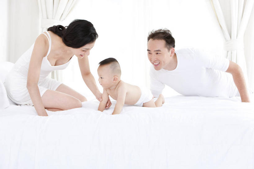 东方人,婴儿,儿童,成年人,中年人,三个人,家庭,父母,母亲,父亲,女儿,儿子,家,横图,室内,白天,留白,白色背景,侧面,快乐,满意,幸福,纯洁,骄傲,安全,窗户,窗帘,床,卧室,北京,中国,亚洲,睡衣,小的,房屋,休闲装,床上用品,裸露,尿布,刺激,小孩,白色,枕头,趴着,休闲,健康,舒服,温暖,温馨,一家人,赤脚,爬,放松,可爱,童年,童趣,摄影,活泼,生长,生活方式,婴儿用品,希望,皮肤,家庭妇女,保护,光滑,和睦,舒适,住房,享乐,早晨,关爱,亲情,宝宝,房地产,肖像,裸,童真,婚姻,东亚,纯真,烂漫,无邪,发展,柔和,细腻,平滑,无忧无虑,伶俐,天真,男人,男性,女人,女性,中年男性,中年女性,亚洲人,中国人,孩子,彩图,爱,欢乐,融洽,幼儿,弱点,挨着,好奇心