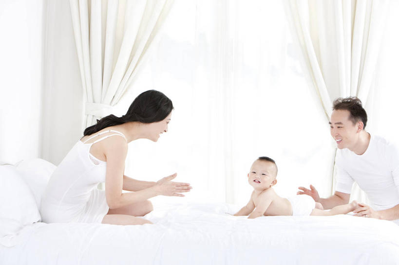 东方人,婴儿,儿童,成年人,中年人,三个人,家庭,父母,母亲,父亲,女儿,儿子,家,鼓掌,横图,室内,白天,留白,白色背景,侧面,快乐,满意,幸福,纯洁,骄傲,安全,窗户,窗帘,床,卧室,北京,中国,亚洲,睡衣,小的,房屋,休闲装,床上用品,裸露,尿布,刺激,小孩,白色,枕头,趴着,休闲,健康,舒服,温暖,温馨,一家人,面对面,赤脚,爬,放松,可爱,童年,童趣,摄影,活泼,生长,生活方式,婴儿用品,希望,皮肤,家庭妇女,保护,光滑,和睦,舒适,住房,享乐,早晨,关爱,亲情,宝宝,房地产,肖像,裸,童真,婚姻,东亚,纯真,烂漫,无邪,发展,柔和,细腻,平滑,无忧无虑,伶俐,天真,男人,男性,女人,女性,中年男性,中年女性,亚洲人,中国人,孩子,彩图,爱,欢乐,融洽,幼儿,弱点,挨着,好奇心