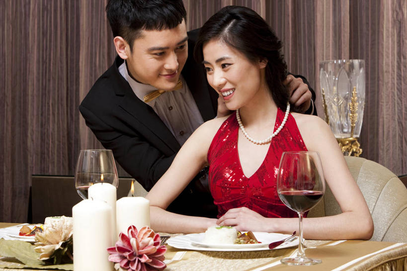 葡萄酒,东方人,成年人,两个人,夫妻,坐,横图,晚礼服,爱情,吃饭,快乐,幸福,餐桌,礼物,项链,珠宝,正装,浪漫,饮食,红葡萄酒,恩爱,乐趣,约会,恋人,摄影,生活方式,惊奇,高雅,享乐,宴会,华贵,欧洲文化,异性恋,男人,男性,年轻男性,年轻女性,女人,女性,亚洲人,中国人,年轻人,夫妇,情侣,休闲活动,彩图,餐馆,伴侣