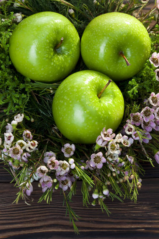 无人,竖图,俯视,室内,背景,水,桌子,苹果,静物,水果,中国,丰富,篮子,木材,木纹,食品,饮品,筐,花,食物,饮料,三个,绿色,容器,概念,摄影,多样,简单,可口,东亚,健康食物,适口,彩图,高角度拍摄