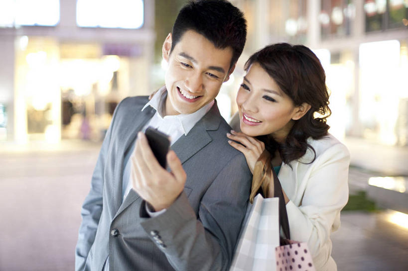 东方人,成年人,两个人,夫妻,商店,笑,微笑,露齿笑,横图,室外,夜晚,爱情,购物,快乐,通讯,幸福,消费,城市,手机,北京,中国,亚洲,下班,购物袋,浪漫,拿着,现代,刺激,休闲,恩爱,搭,恋人,摄影,生活方式,照亮,搭着,都市风光,购买,市区,东亚,异性恋,男人,男性,年轻男性,年轻女性,女人,女性,亚洲人,中国人,年轻人,夫妇,情侣,白领,半身,彩图,伴侣,挨着