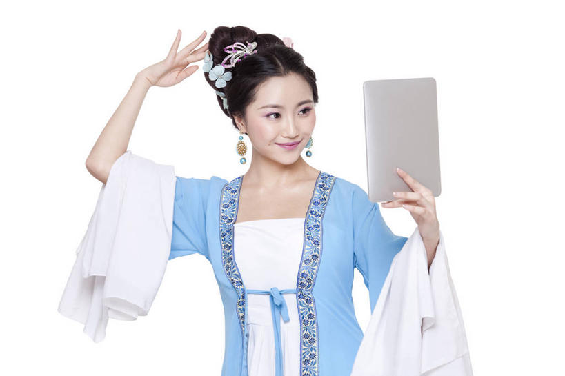 东方人,成年人,一个人,举,微笑,横图,留白,白色背景,正面,民族服装,快乐,自由,幸福,互联网,技术,镜子,北京,中国,亚洲,仅一个年轻女性,仅一个女性,仅一个人,表演,连接,摇摆,服装,艺术,缎带,古典,拿着,文化,表演者,现代,传统,扮演,拍照,衣服,发饰,乐趣,美女,平衡,自拍,摄影,服饰,影棚,兰花指,幽默,仙女,古装,创造力,演出,袖子,高雅,优美,享乐,娱乐活动,发髻,中国文化,摄影棚,肖像,网上冲浪,反差,古典风格,演出服,平板电脑,东亚,东亚文化,韵味,无线电技术,年轻女性,女人,女性,亚洲人,中国人,年轻人,触摸,半身,彩图,影棚拍摄,传统服装,民俗服,装扮,欢乐,拍摄,魅力,传统文化,美人,水袖