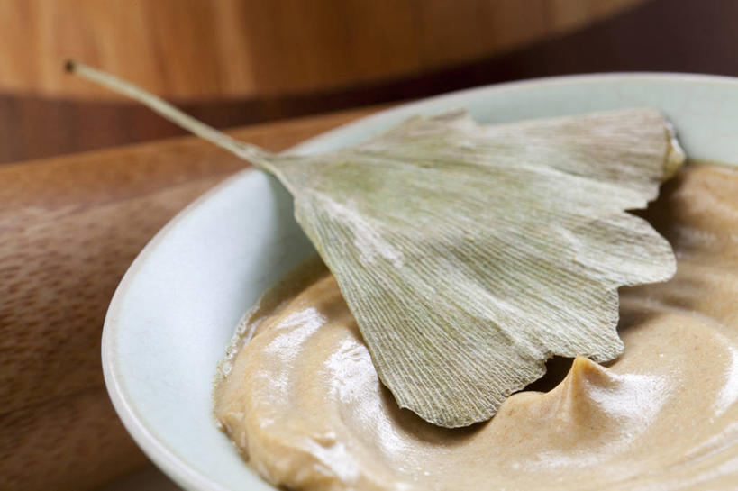 无人,横图,俯视,特写,按摩,美容,银杏树,静物,叶子,北京,中国,亚洲,护肤,准备,材料,瓷器,润肤露,草药,药草,传统,自然,碗,干花,保养,享受,休闲,面膜,放松,SPA水疗,保健,温泉浴场,摄影,有机食品,维生素,简单,化妆用品,草本,清新,中国文化,华贵,干的,中医,东亚,养颜,替代疗法,银杏,矿泉疗养地,彩图,高角度拍摄,影棚拍摄,水疗,传统文化,成分