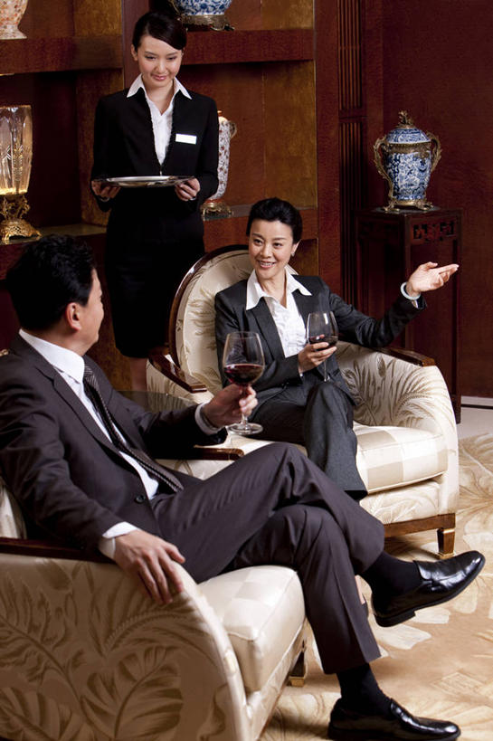葡萄酒,东方人,成年人,中年人,老年人,三个人,同事,商务人士,商务男性,商务女性,坐,微笑,竖图,室内,正面,衬衫,商务,讨论,快乐,满意,幸福,骄傲,成功,合作,团队,集体,信心,酒店,北京,亚洲,喝,套装,开会,会议,酒类,二郎腿,听,餐盘,拿着,娱乐,大厅,队伍,会所,酒,饮料,面对面,红葡萄酒,放松,服务,财富,俱乐部,摄影,生活方式,权威,领导,优美,扶手椅,享乐,葡萄酒杯,成就,华贵,商务装,合伙,领袖,品酒,工薪阶层,东亚,欧洲文化,把握,老年男性,老年女性,男人,男性,年轻女性,女人,女性,亚洲人,中国人,年轻人,白领,上班族,侍者,休闲活动,说话,张开手臂,彩图,衬衣,旅行,首席执行官,上层阶级,商务会议,社交,客房服务,掌控