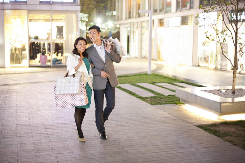 东方人,成年人,两个人,夫妻,商店,微笑,横图,室外,夜晚,爱情,购物,快乐,幸福,消费,城市,北京,中国,亚洲,下班,购物袋,浪漫,现代,刺激,休闲,恩爱,恋人,摄影,生活方式,照亮,都市风光,购买,市区,东亚,异性恋,男人,男性,年轻男性,年轻女性,女人,女性,亚洲人,中国人,年轻人,夫妇,情侣,白领,步行,手牵手,彩图,伴侣