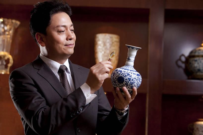 东方人,成年人,中年人,老年人,一个人,站,微笑,横图,室内,正面,商务,满意,信心,花瓶,北京,中国,亚洲,仅一个男性,仅一个人,仅一个中年男性,套装,检查,艺术,分析,材料,瓷器,放大镜,拿着,娱乐,会所,蓝色,白色,思考,财富,俱乐部,摄影,生活方式,古董,权威,专心,享乐,中国文化,华贵,东亚,欧洲文化,判断,老年男性,男人,男性,中年男性,亚洲人,中国人,半身,彩图,传统文化,头等舱,上层阶级,社交
